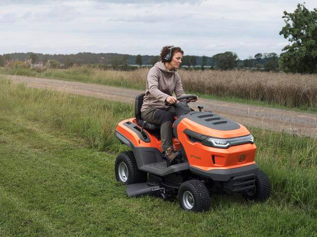 TRAKTOR HUSQVARNA TS215T