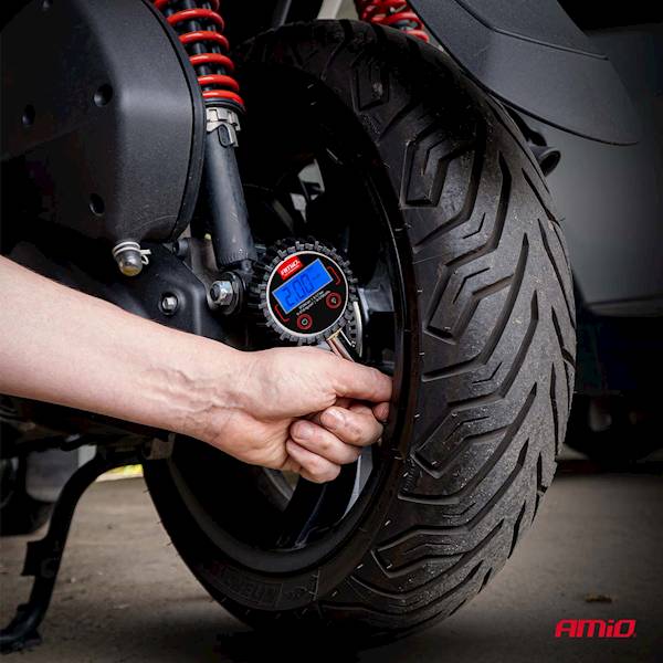 CIŚNIENIOMIERZ CYFROWY Z OBRACANĄ GŁÓWKĄ I ZAWOREM AMIO