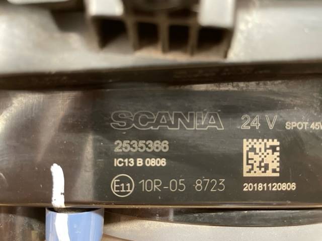 HALOGEN DACHOWY SCANIA R S --> LEWY