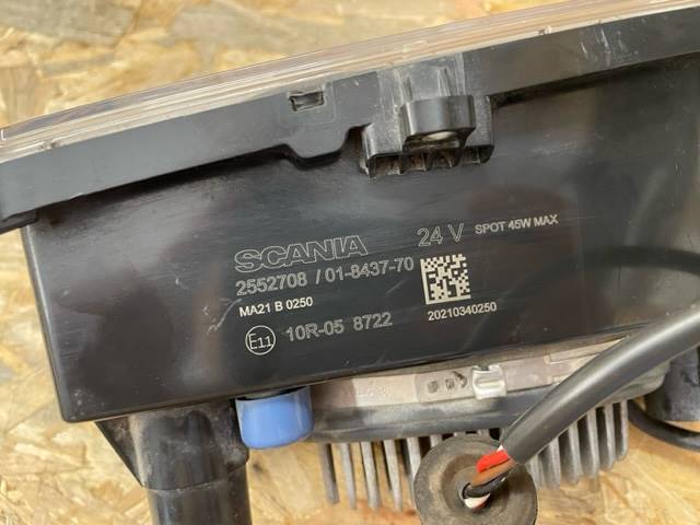 HALOGEN DACHOWY NISKI SCANIA NGS --> LEWY