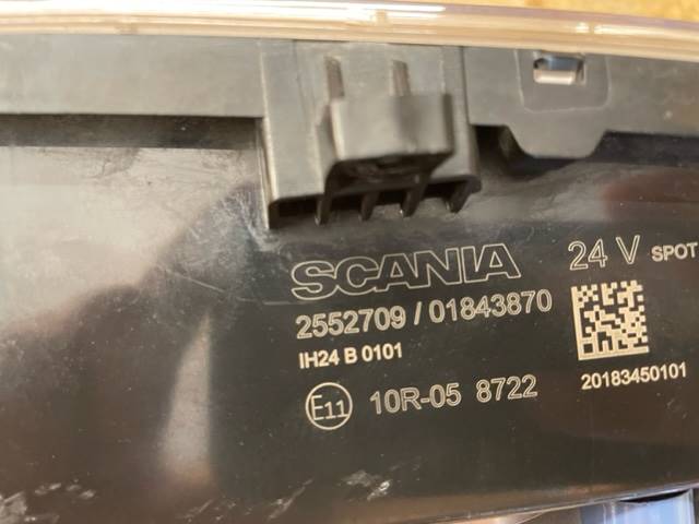 HALOGEN DACHOWY NISKI SCANIA NGS --> PRAWY