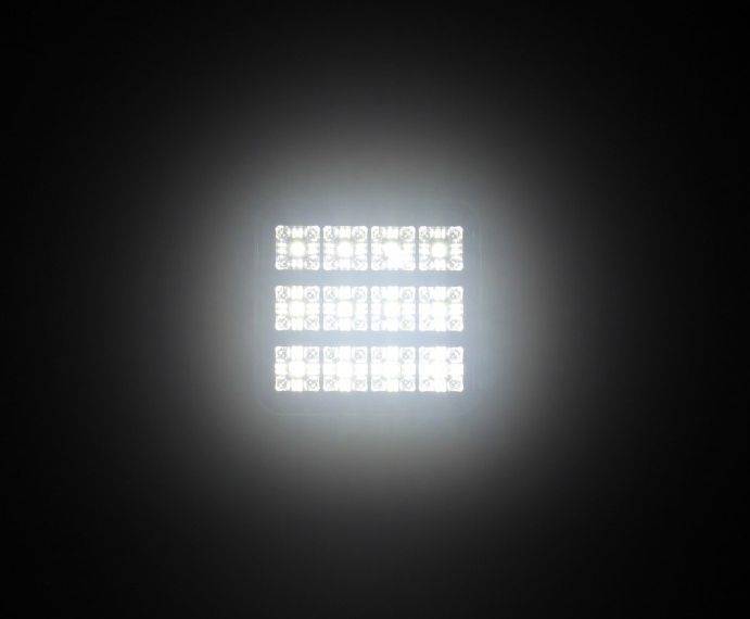 LAMPA ROBOCZA SZPERACZ KWADRATOWY 12 LED 12W