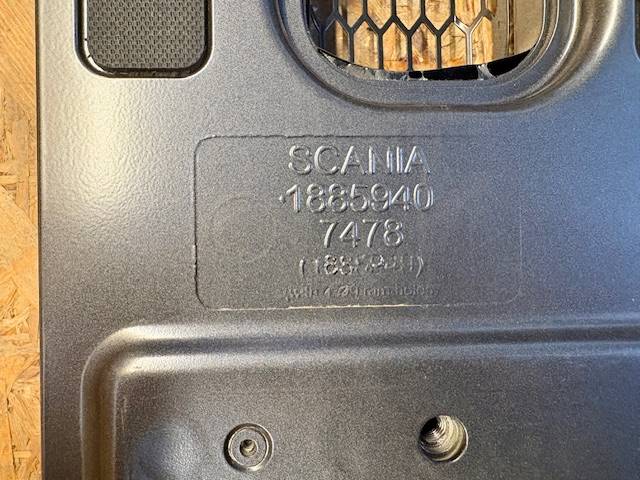 GRILL ATRAPA DOLNA ŁAWECZKA SCANIA R V8 OE