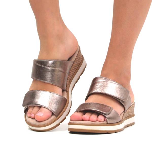 Caprice Klapki 27250 złoty r39