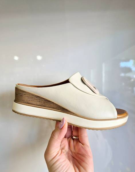 Artiker Klapki 56C2145 krem r40