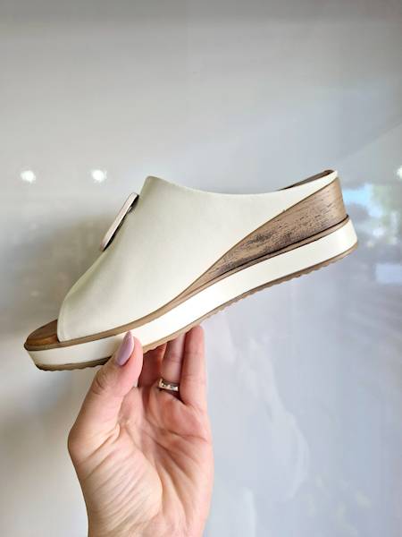 Artiker Klapki 56C2145 krem r40