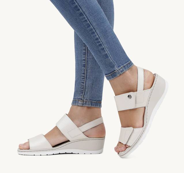 Caprice Sandały 28251 perła r42