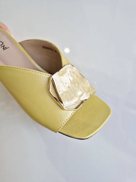 Tuffoni Klapki 2424027 żółty r36