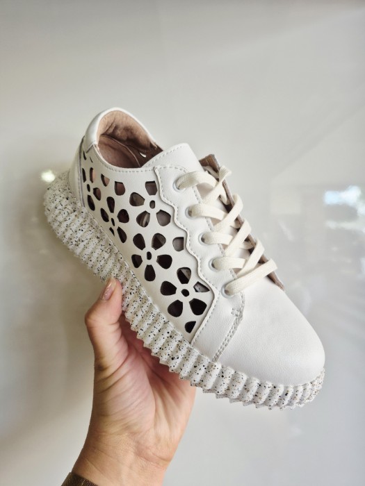 Artiker Sneakersy 56C1167 biały r39