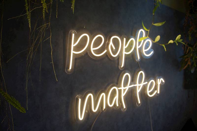 neon People matter 200x40 cm