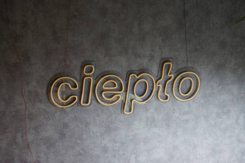 neon ciepło 70x26 cm