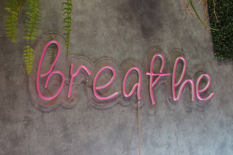 neon breathe 83x26 cm