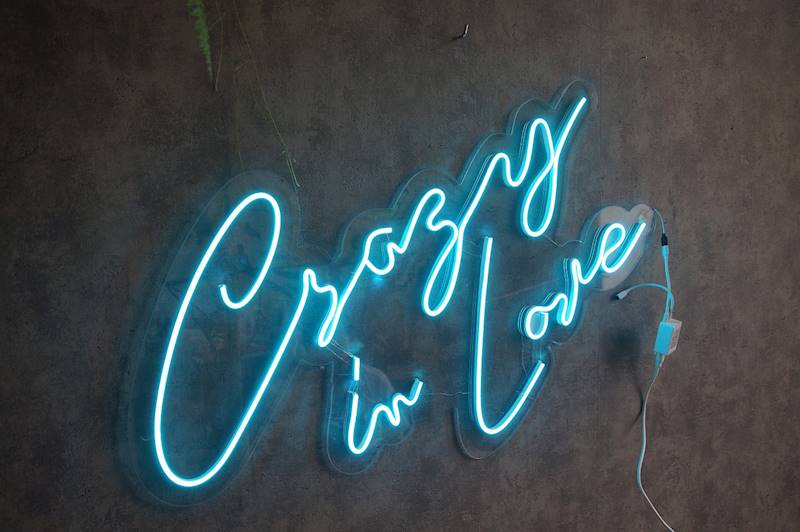 neon Crazy in Love RGB 79x52 cm