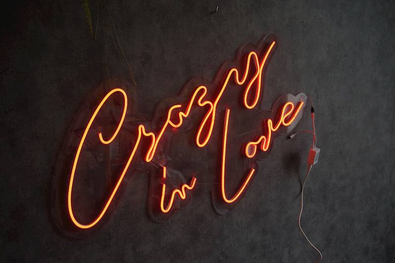 neon Crazy in Love RGB 79x52 cm