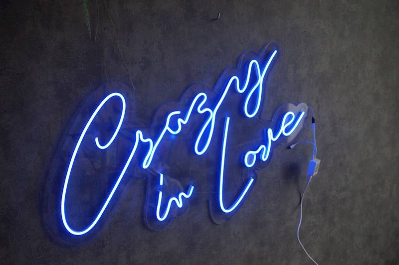 neon Crazy in Love RGB 79x52 cm
