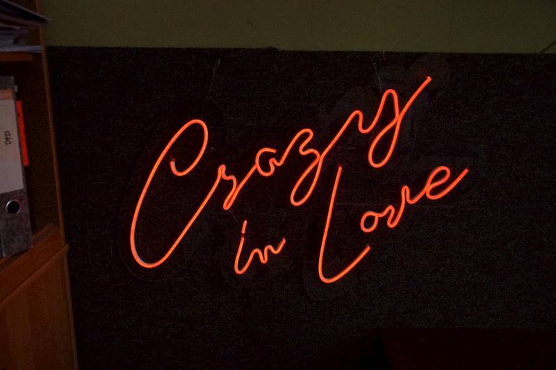 neon Crazy in Love 79x52 cm