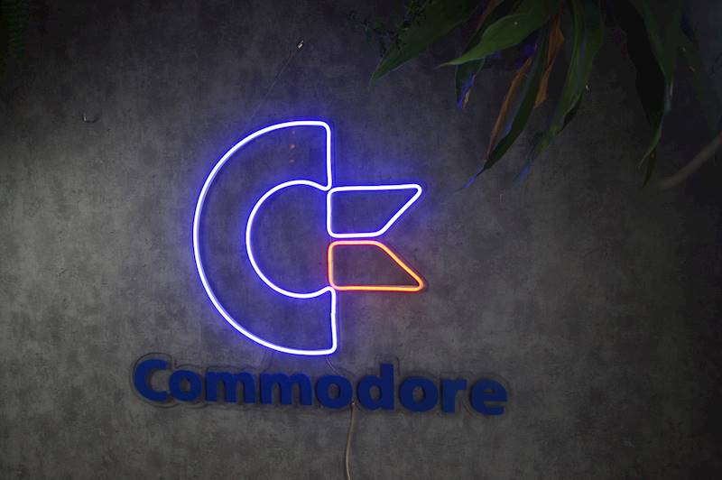 neon Commodore logo i napis 80x60 cm