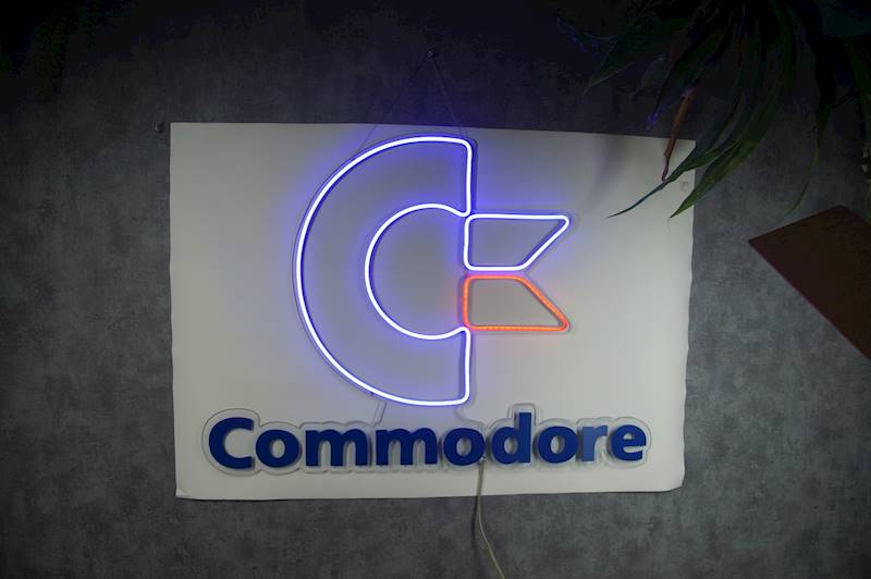 neon Commodore logo i napis 80x60 cm