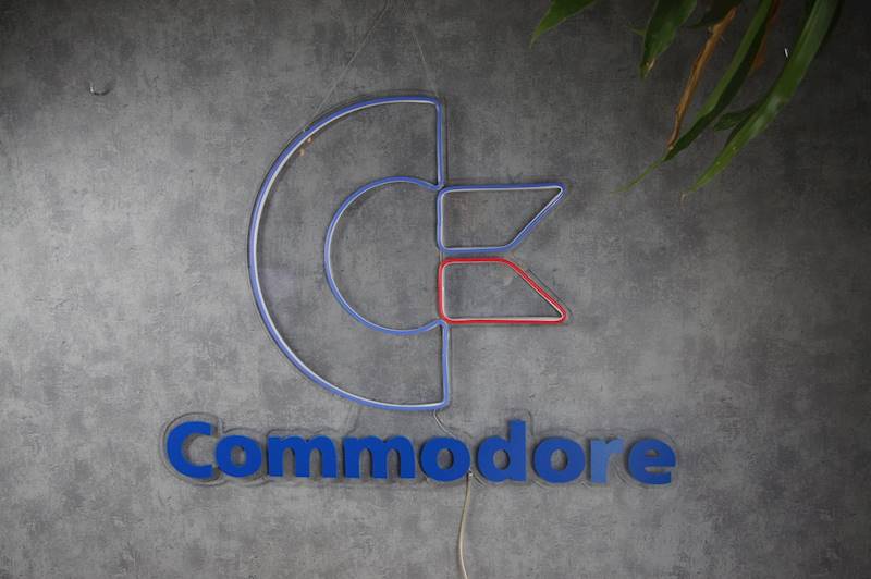 neon Commodore logo i napis 80x60 cm