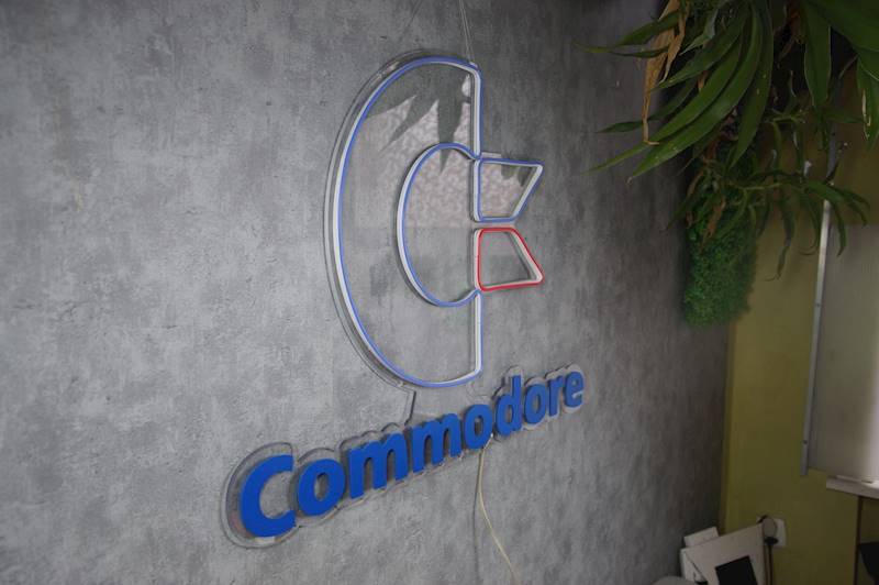 neon Commodore logo i napis 80x60 cm