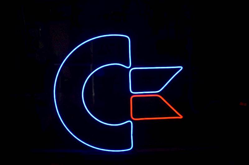 neon Commodore logo 60x55 cm