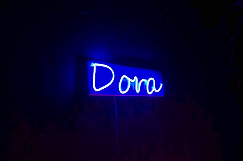neon Dora 37x10cm