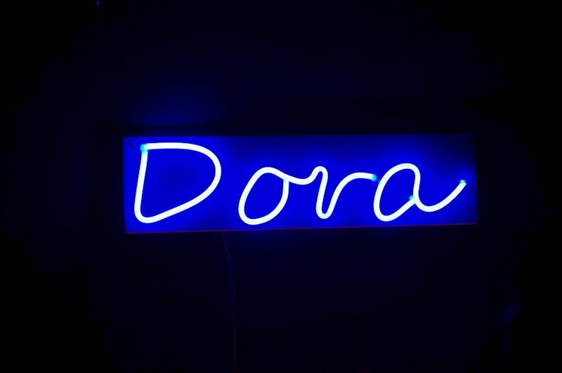 neon Dora 37x10cm