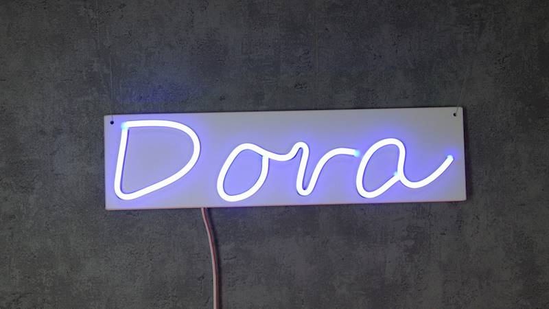 neon Dora 37x10cm