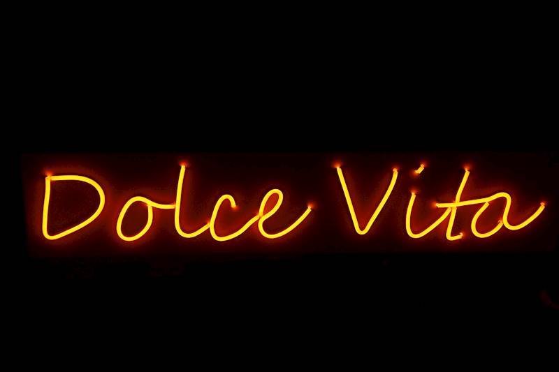 neon Dolce vita 79x16 cm 