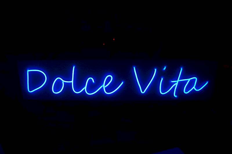 neon Dolce vita 79x16 cm 
