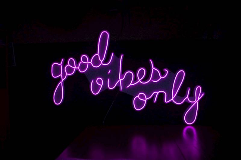neon Good vibes only 120x67 cm