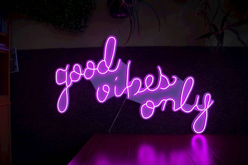 neon Good vibes only 120x67 cm