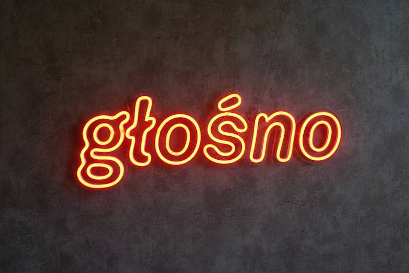 neon głośno 57x20 cm