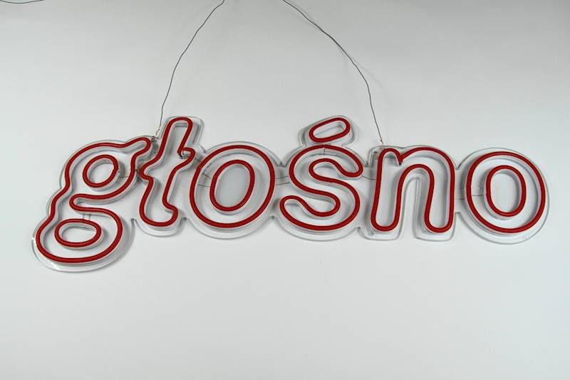 neon głośno 57x20 cm