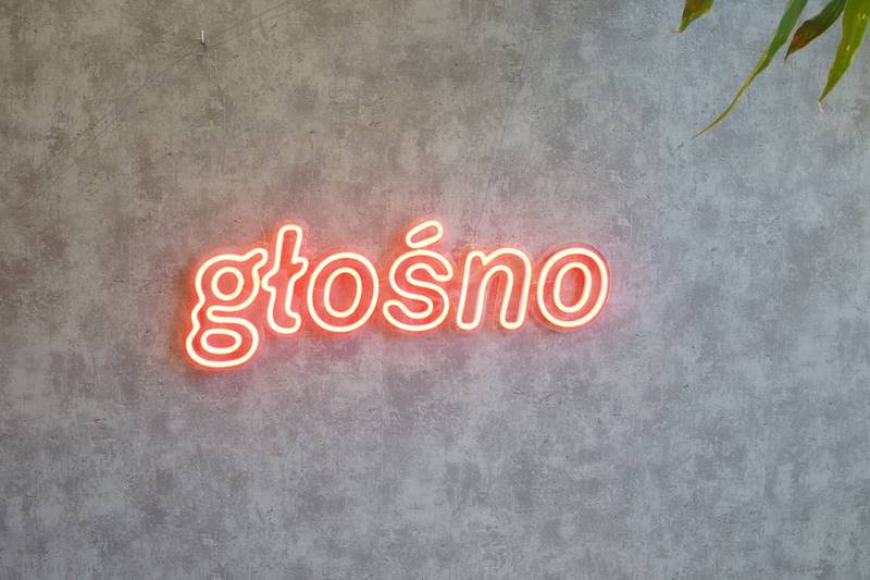 neon głośno 57x20 cm
