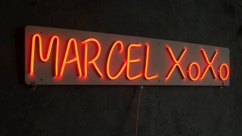 neon Marcel XoXo 76x14 cm