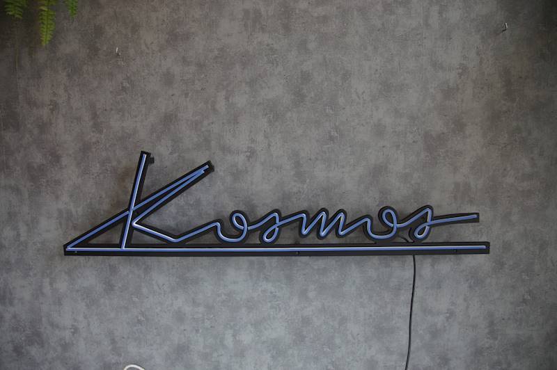 neon Kosmos na podpórkach 110x28cm