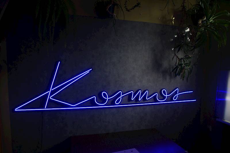 neon Kosmos na podpórkach 250x60cm