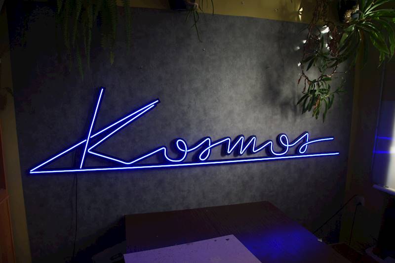 neon Kosmos na podpórkach 250x60cm