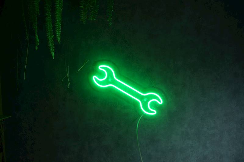 neon klucz francuski 46x15cm 