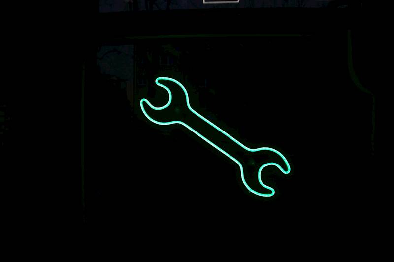 neon klucz francuski 46x15cm 