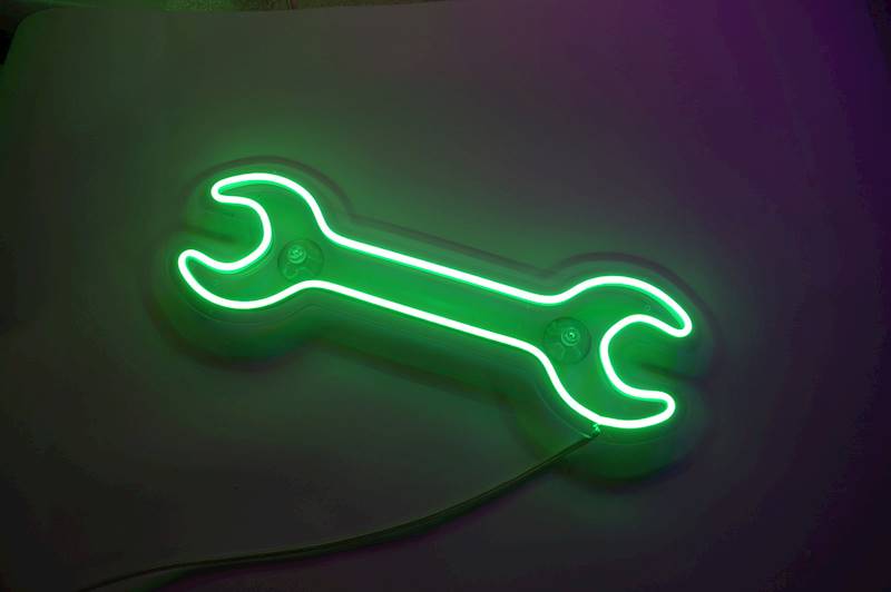 neon klucz francuski 46x15cm 