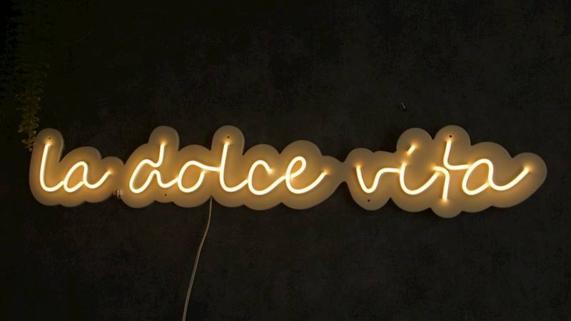 neon la dolce vita 80x16 cm
