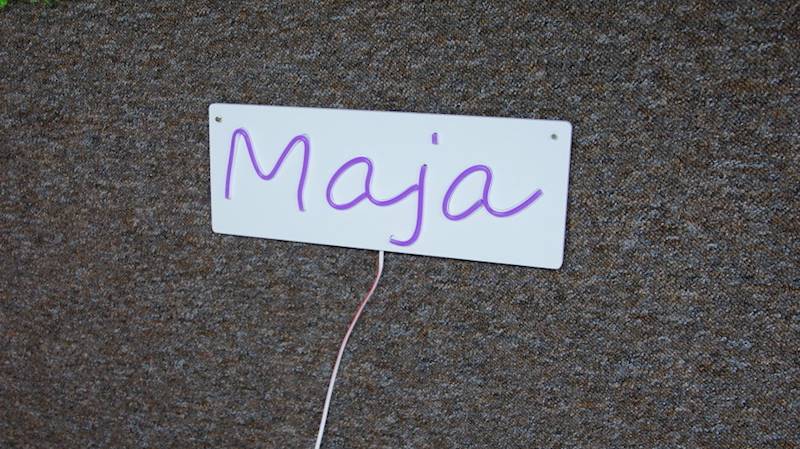 neon Maja 40x15 cm