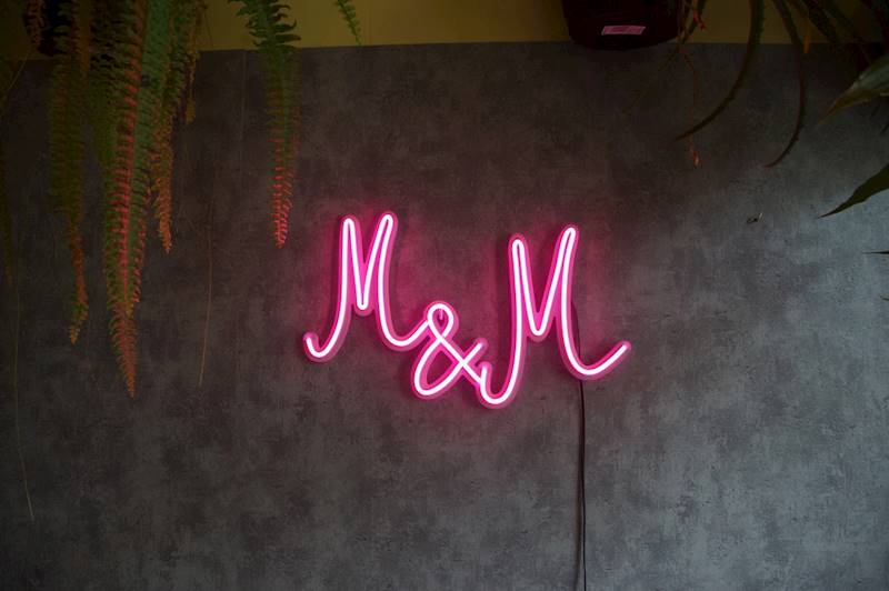 neon M&M 45x33 cm