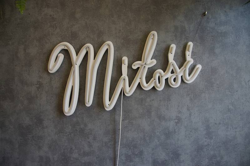 neon Miłość 57x28 cm