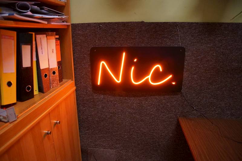 neon Nic. 60x30 cm