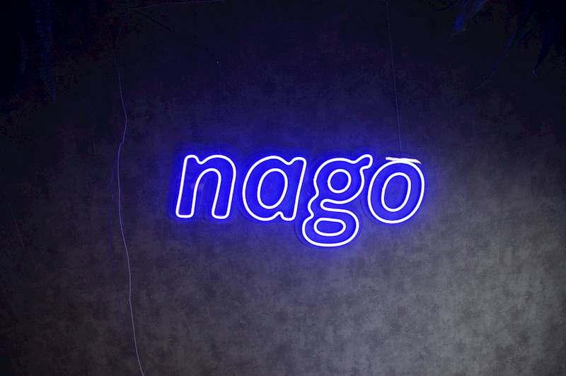 neon nago 70x28 cm