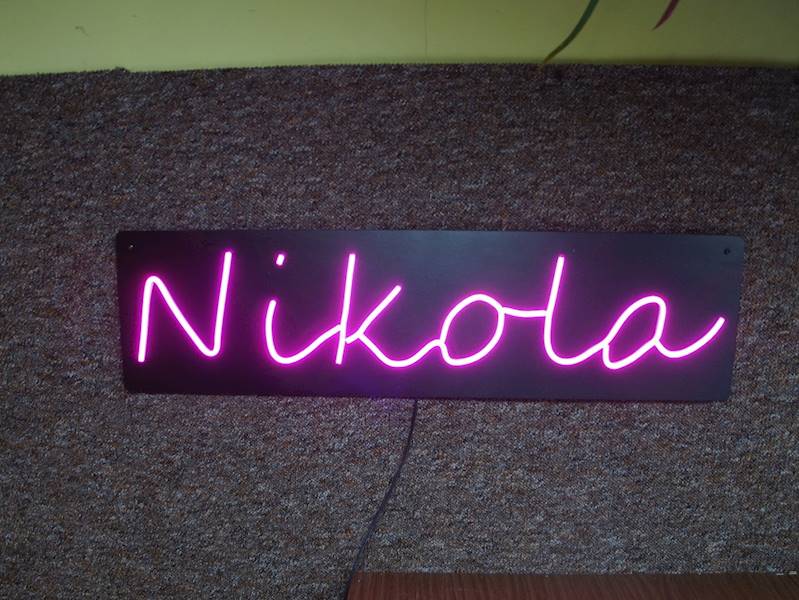 neon Nikola 75x20 cm