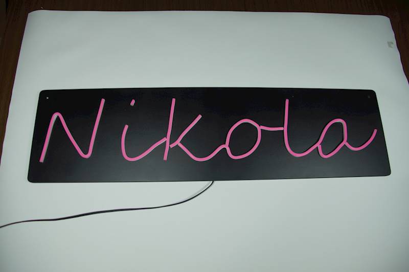 neon Nikola 75x20 cm